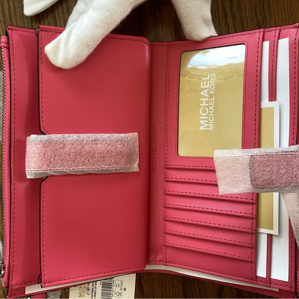 Micheal Kors Jet Set Large Ombré Wristlet in Hibiscus 🌺 NWT - Picture 4 of 6
